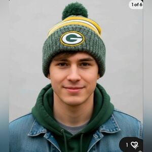Green Bay Packers New Era 2023 Official Sideline NFL Cuffed Pom Knit Beanie Hat